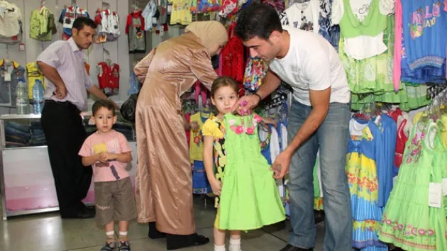 ريبورتاجات "الصباح"  |  أسعار ملابس العيد "تلتهب".. و"رب العائلة" يستغيث !!